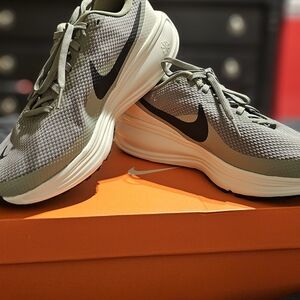 Nike Men's Gray Running Shoes